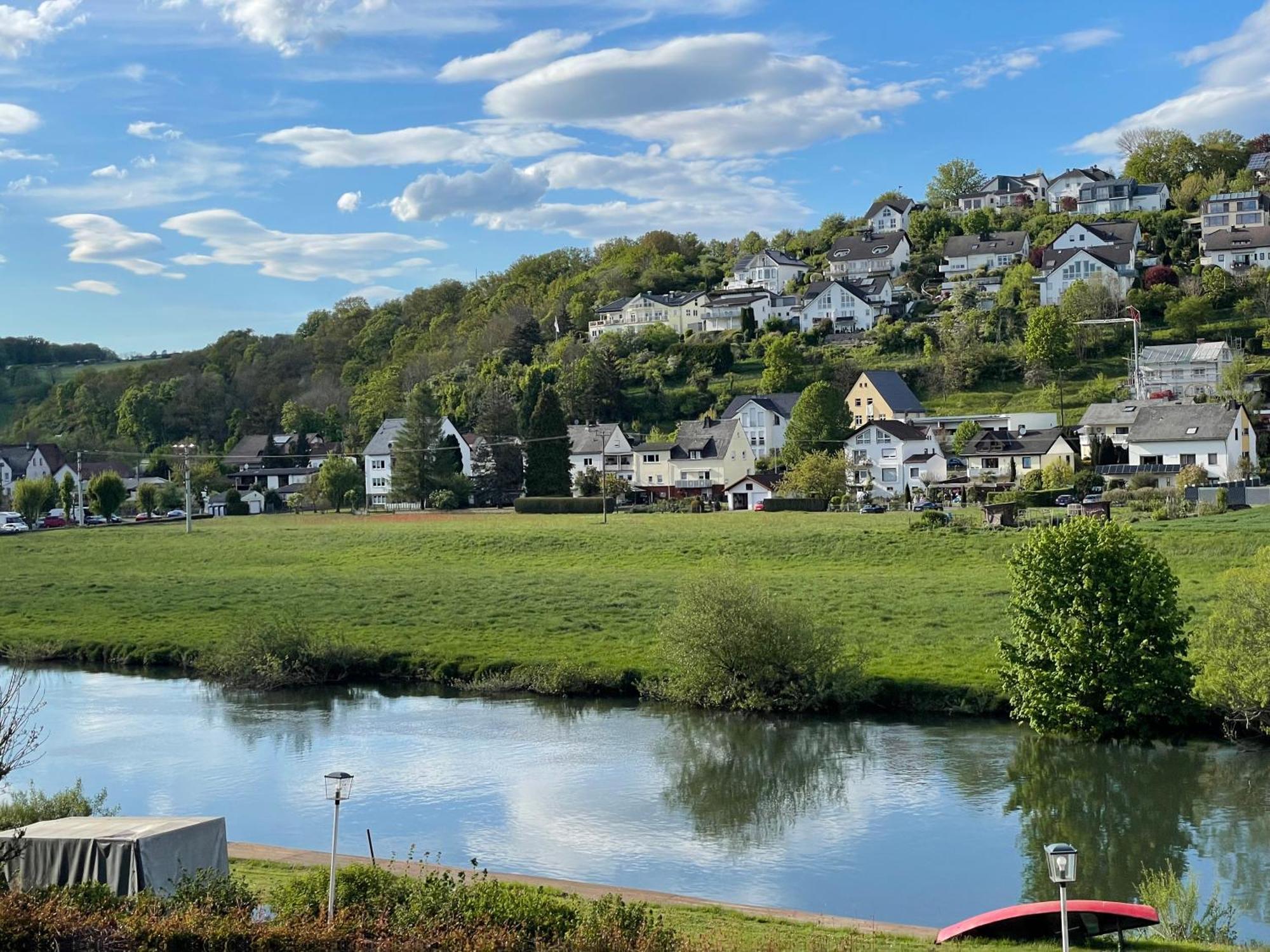Ferienwohnung Riverside Resort Idyllisch Direkt An Der Lahn Diez Esterno foto